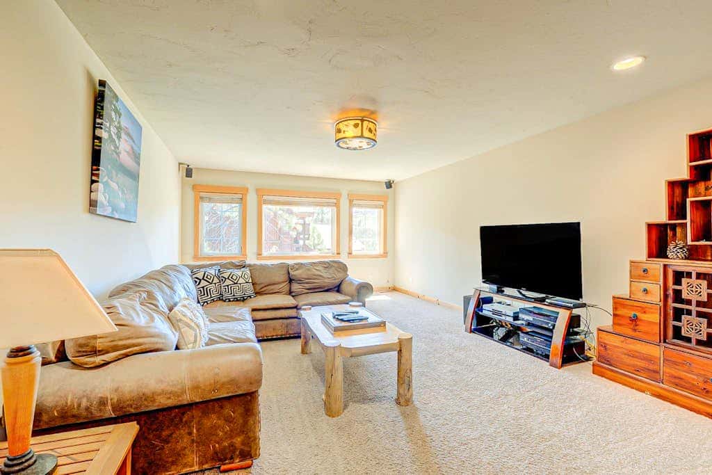 Spacious Tahoe Donner retreat with private hot tub - near trails, slopes & golf