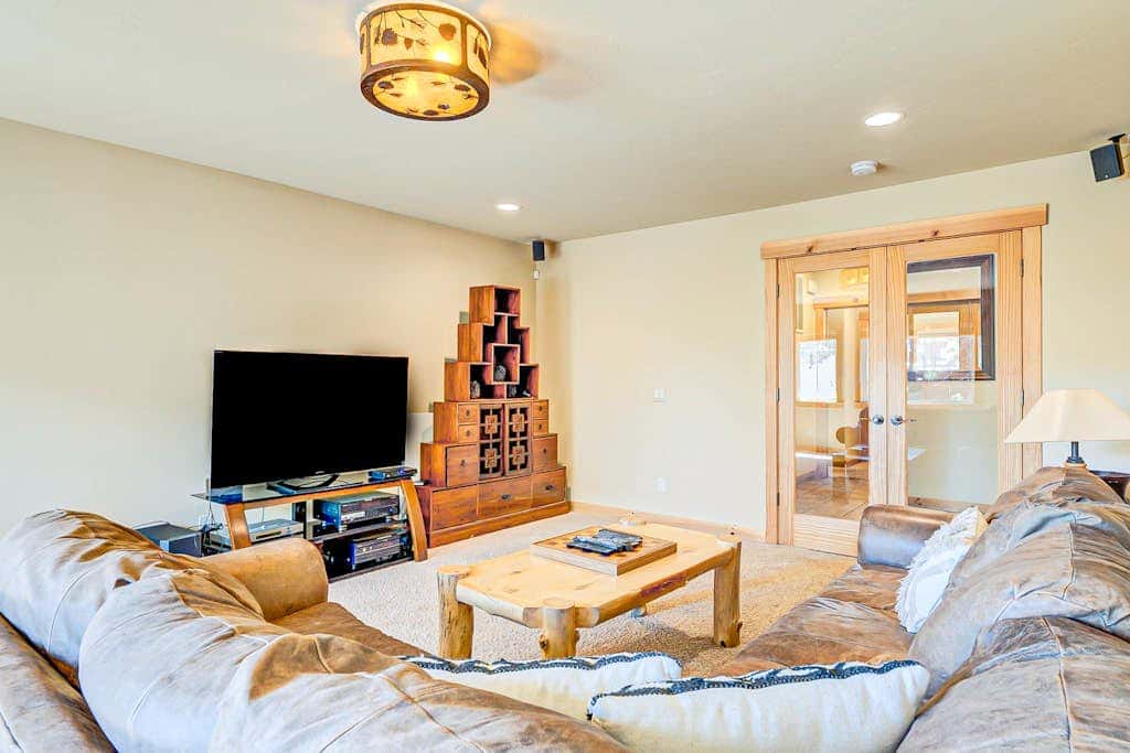 Spacious Tahoe Donner retreat with private hot tub - near trails, slopes & golf