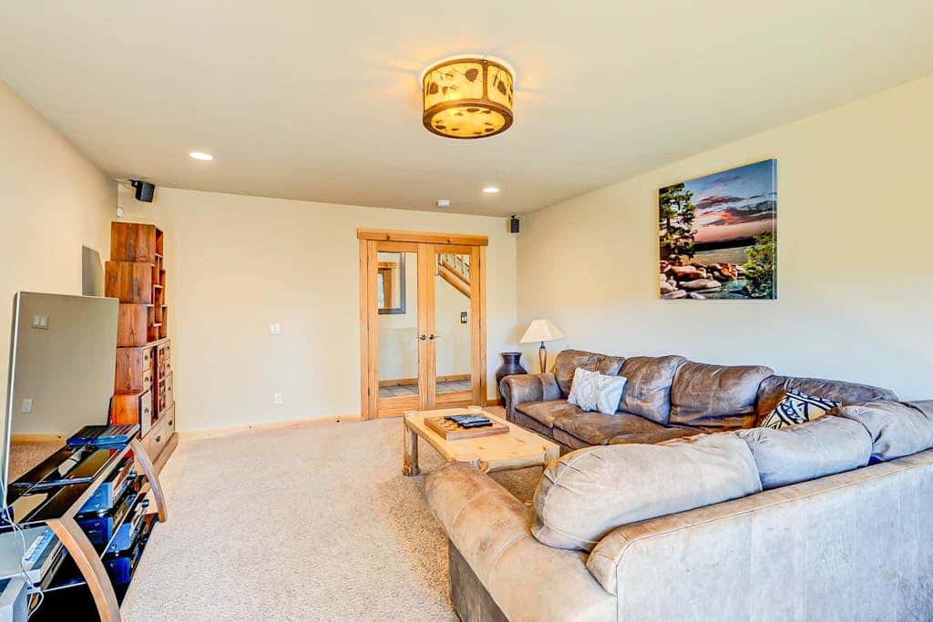 Spacious Tahoe Donner retreat with private hot tub - near trails, slopes & golf