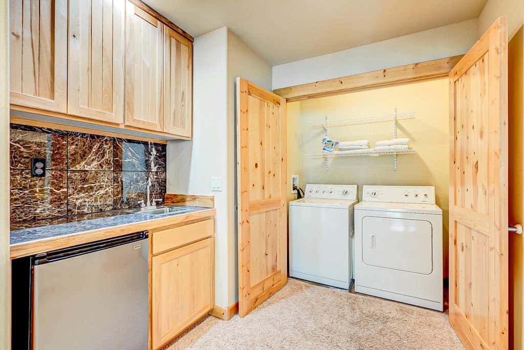 Spacious Tahoe Donner retreat with private hot tub - near trails, slopes & golf