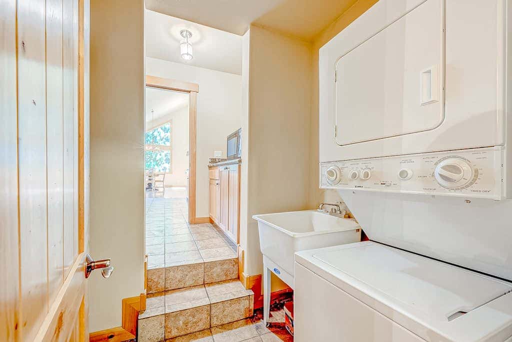 Spacious Tahoe Donner retreat with private hot tub - near trails, slopes & golf