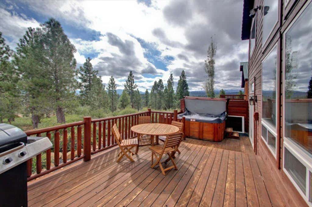 Spacious Tahoe Donner retreat with private hot tub - near trails, slopes & golf