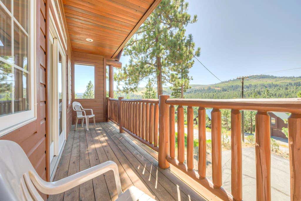 Spacious Tahoe Donner retreat with private hot tub - near trails, slopes & golf