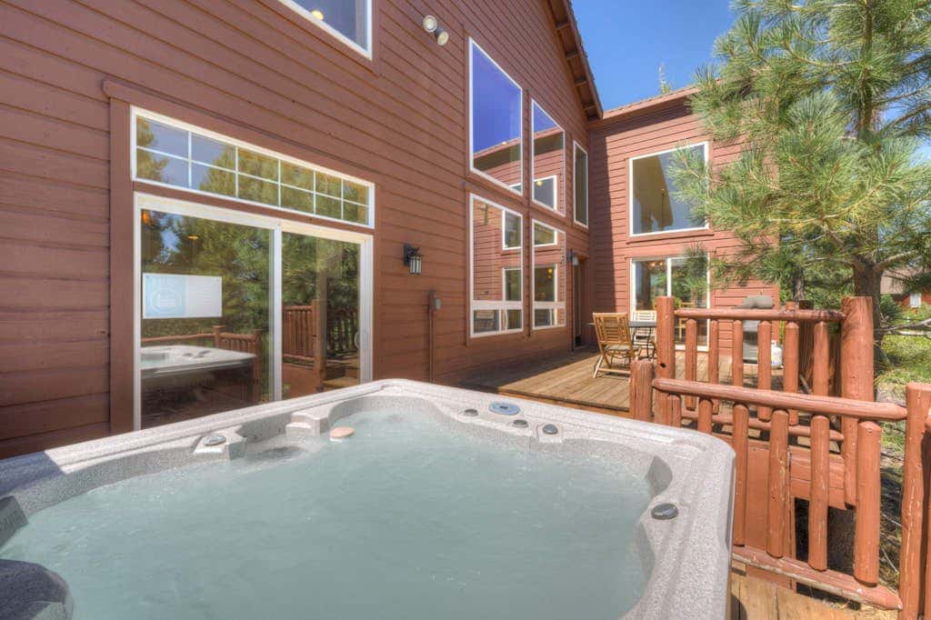 Spacious Tahoe Donner retreat with private hot tub - near trails, slopes & golf