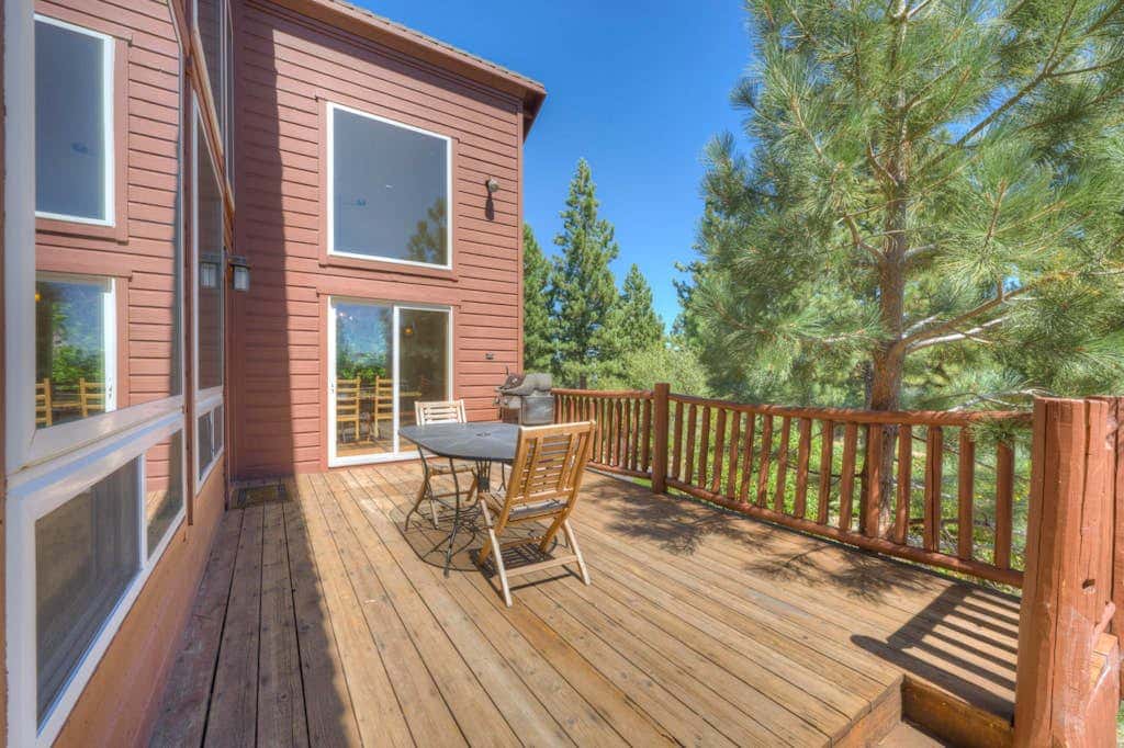 Spacious Tahoe Donner retreat with private hot tub - near trails, slopes & golf