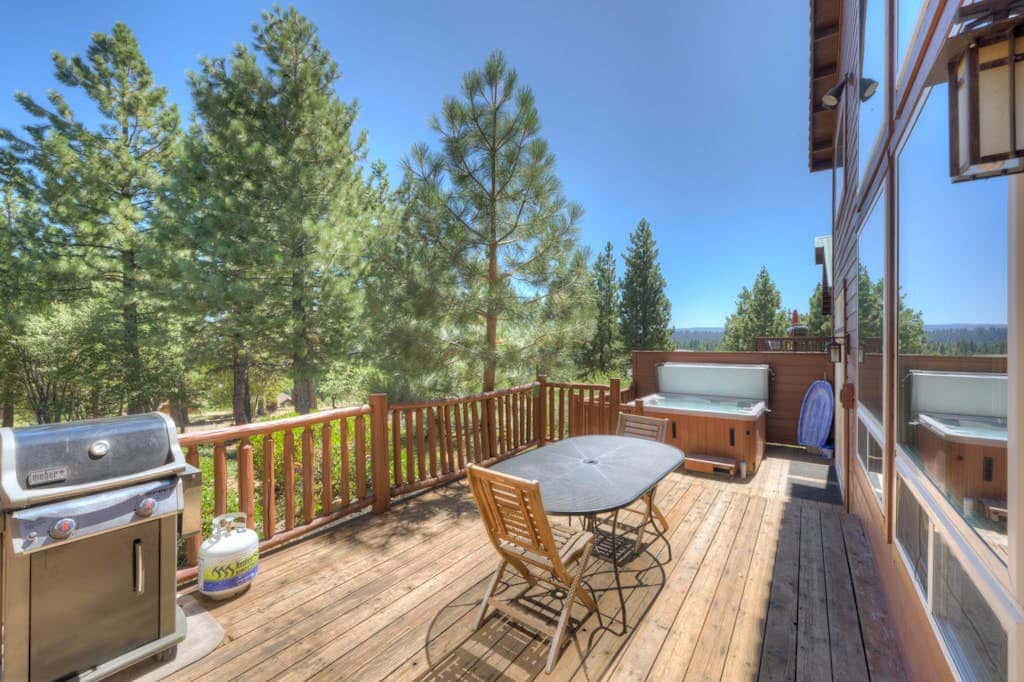 Spacious Tahoe Donner retreat with private hot tub - near trails, slopes & golf