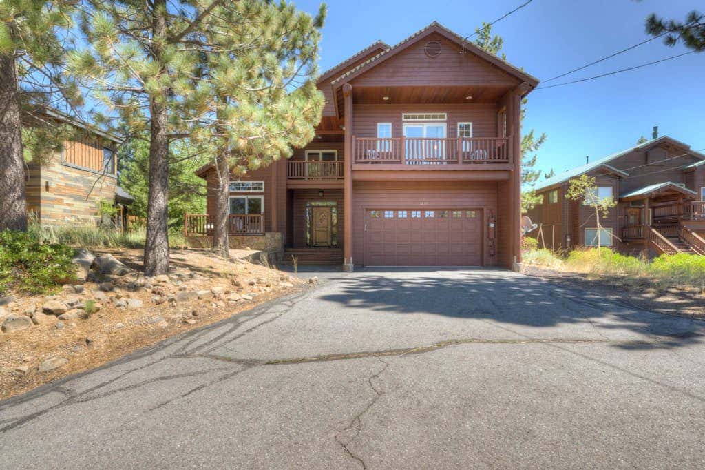 Spacious Tahoe Donner retreat with private hot tub - near trails, slopes & golf
