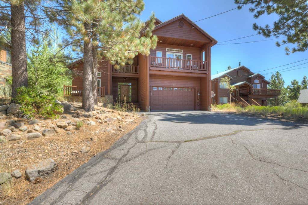 Spacious Tahoe Donner retreat with private hot tub - near trails, slopes & golf