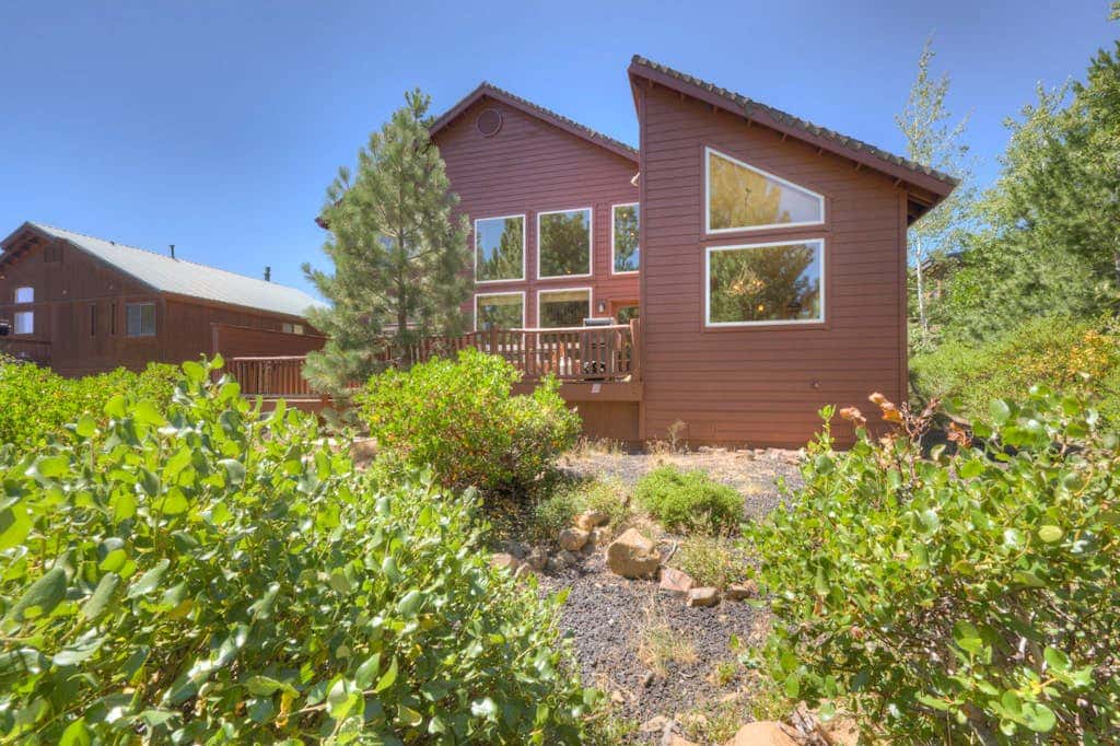 Spacious Tahoe Donner retreat with private hot tub - near trails, slopes & golf