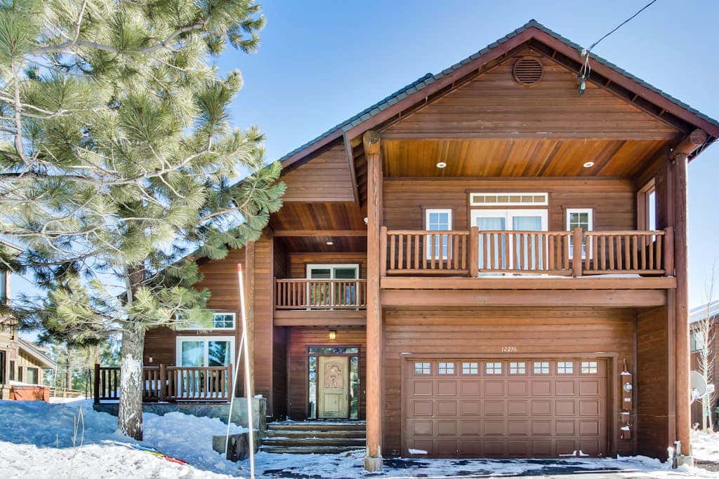 Spacious Tahoe Donner retreat with private hot tub - near trails, slopes & golf
