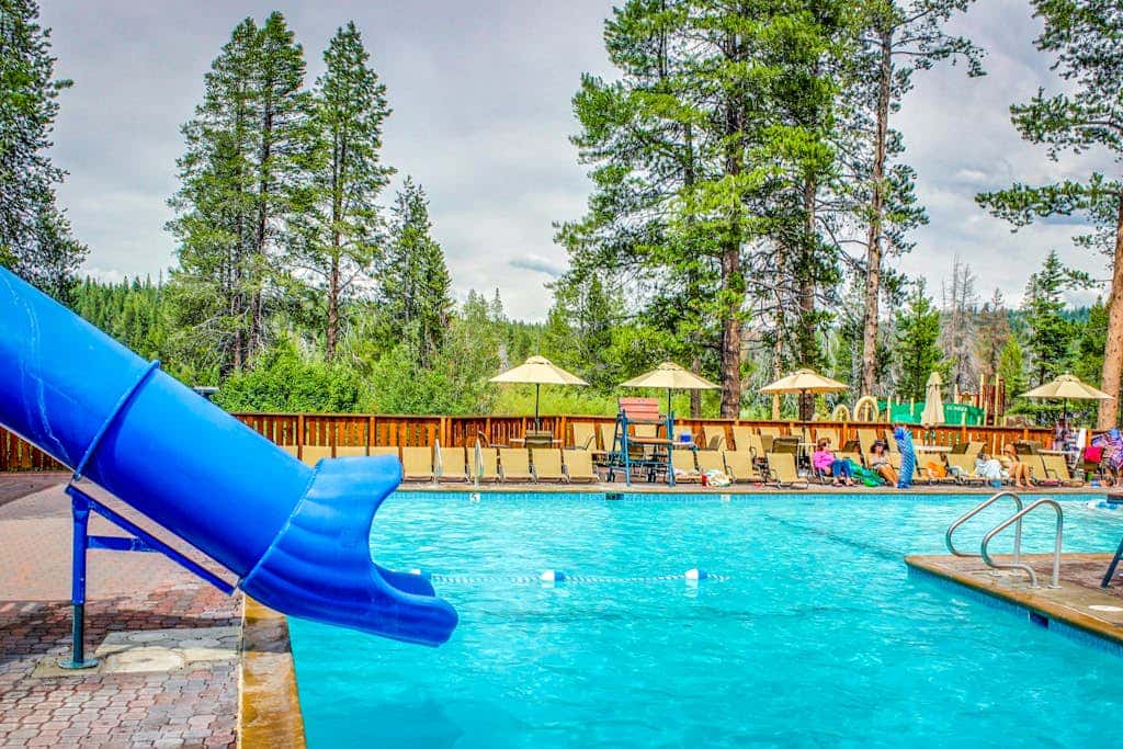 Spacious Tahoe Donner retreat with private hot tub - near trails, slopes & golf