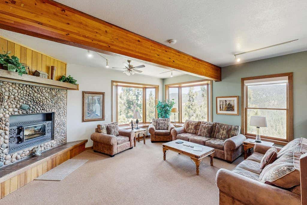 Lake- & mountain-view lodge with hot tub, rooftop deck & pool table, sleeps 10