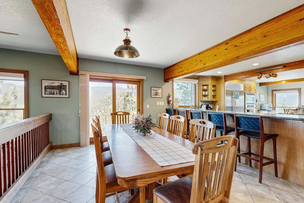 Lake- & mountain-view lodge with hot tub, rooftop deck & pool table, sleeps 10