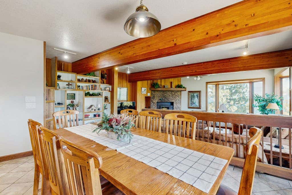 Lake- & mountain-view lodge with hot tub, rooftop deck & pool table, sleeps 10