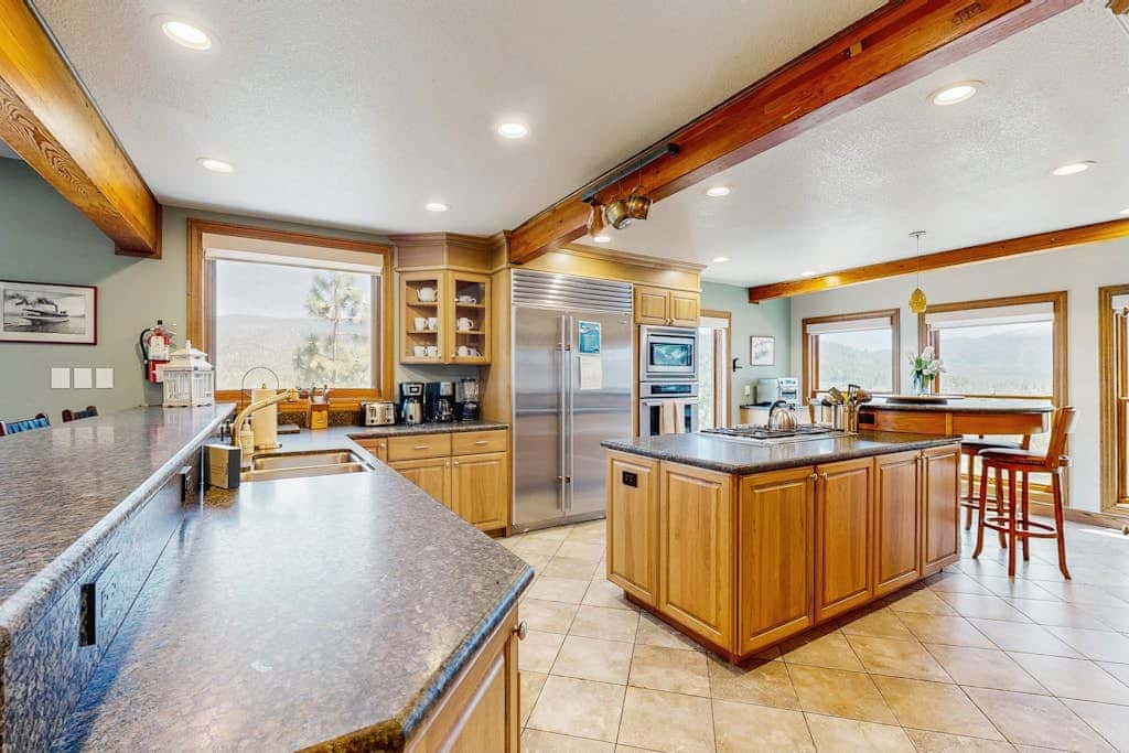 Lake- & mountain-view lodge with hot tub, rooftop deck & pool table, sleeps 10