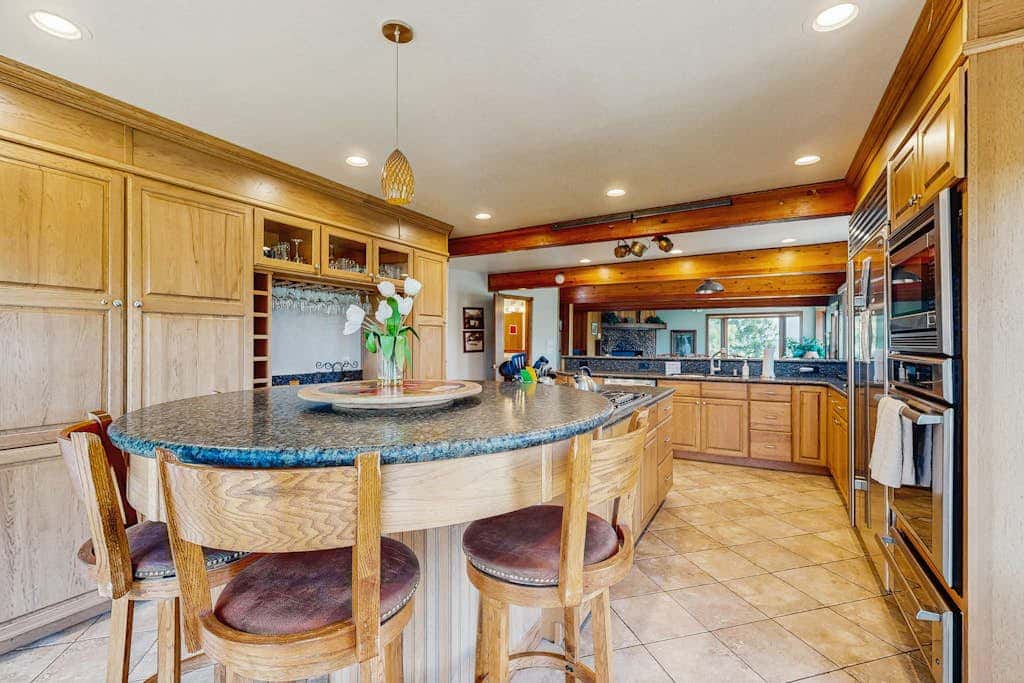Lake- & mountain-view lodge with hot tub, rooftop deck & pool table, sleeps 10