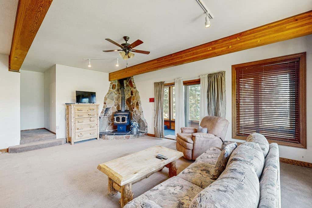 Lake- & mountain-view lodge with hot tub, rooftop deck & pool table, sleeps 10