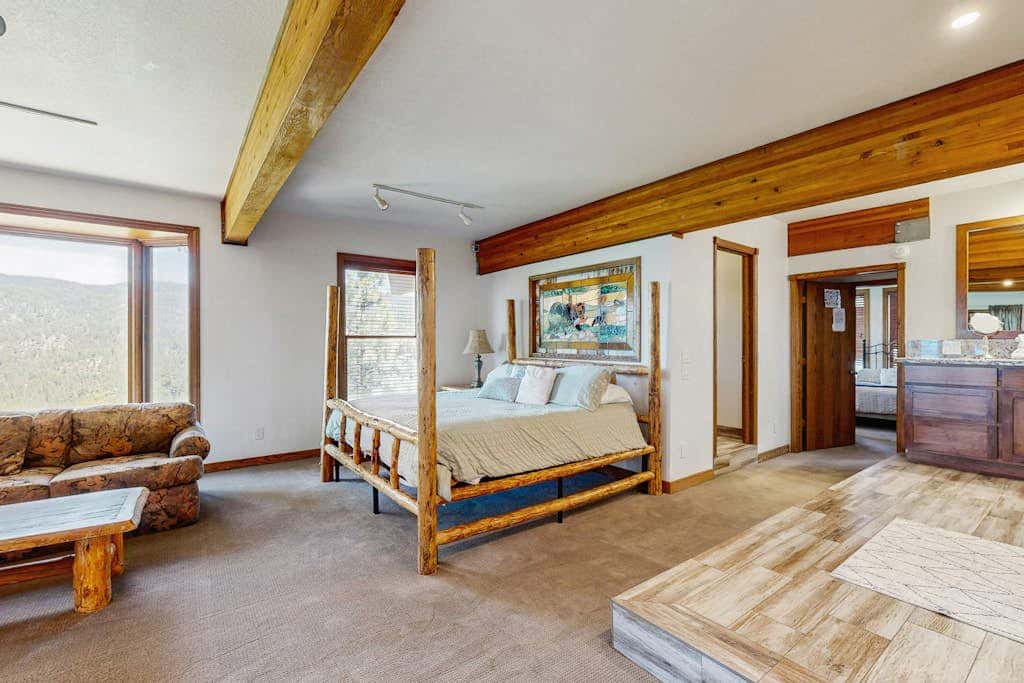 Lake- & mountain-view lodge with hot tub, rooftop deck & pool table, sleeps 10