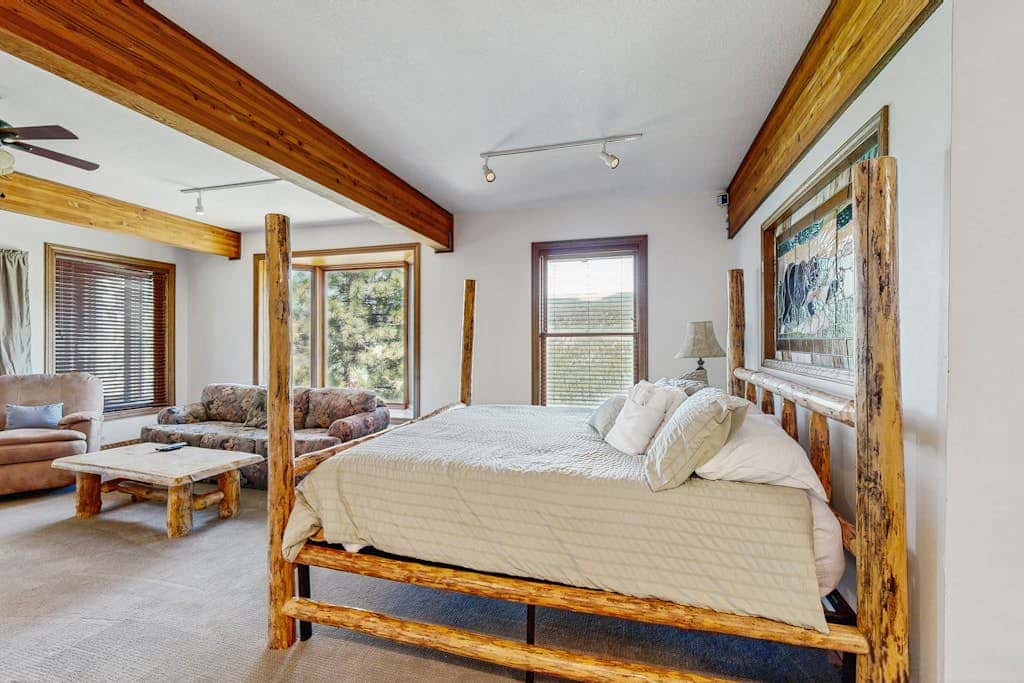 Lake- & mountain-view lodge with hot tub, rooftop deck & pool table, sleeps 10