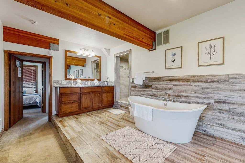 Lake- & mountain-view lodge with hot tub, rooftop deck & pool table, sleeps 10