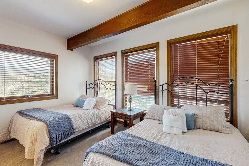 Lake- & mountain-view lodge with hot tub, rooftop deck & pool table, sleeps 10