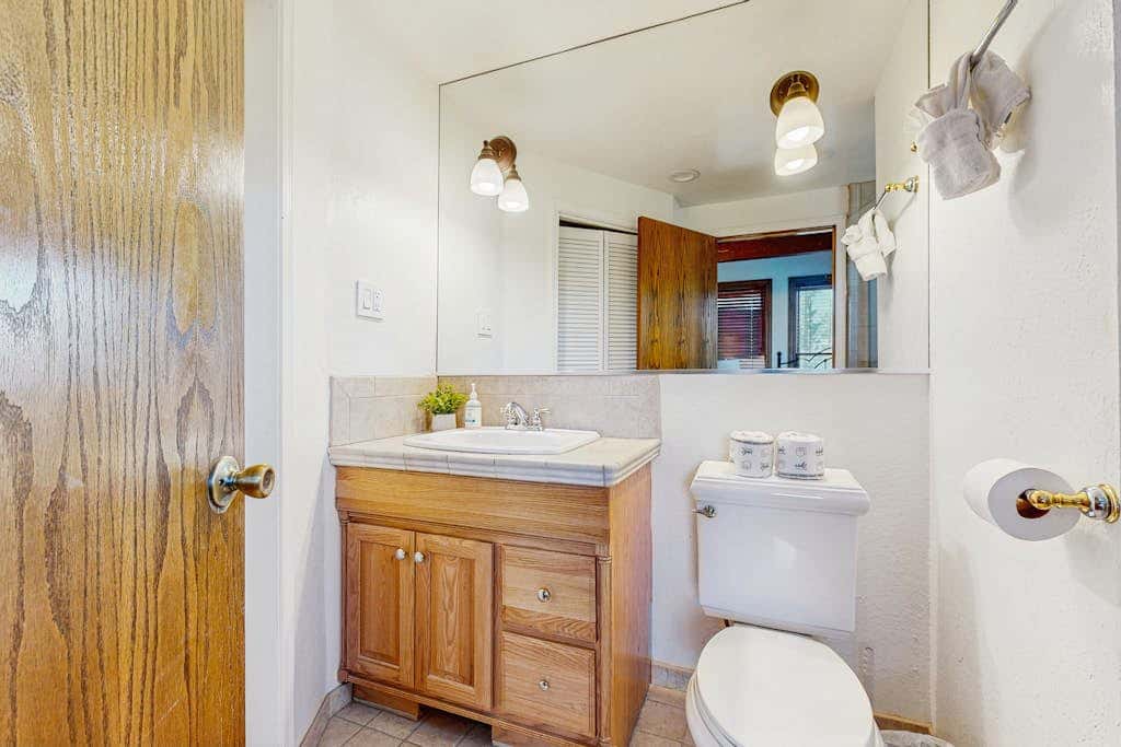Lake- & mountain-view lodge with hot tub, rooftop deck & pool table, sleeps 10