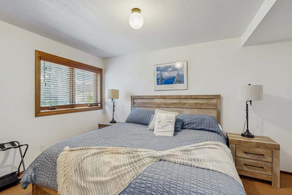 Lake- & mountain-view lodge with hot tub, rooftop deck & pool table, sleeps 10