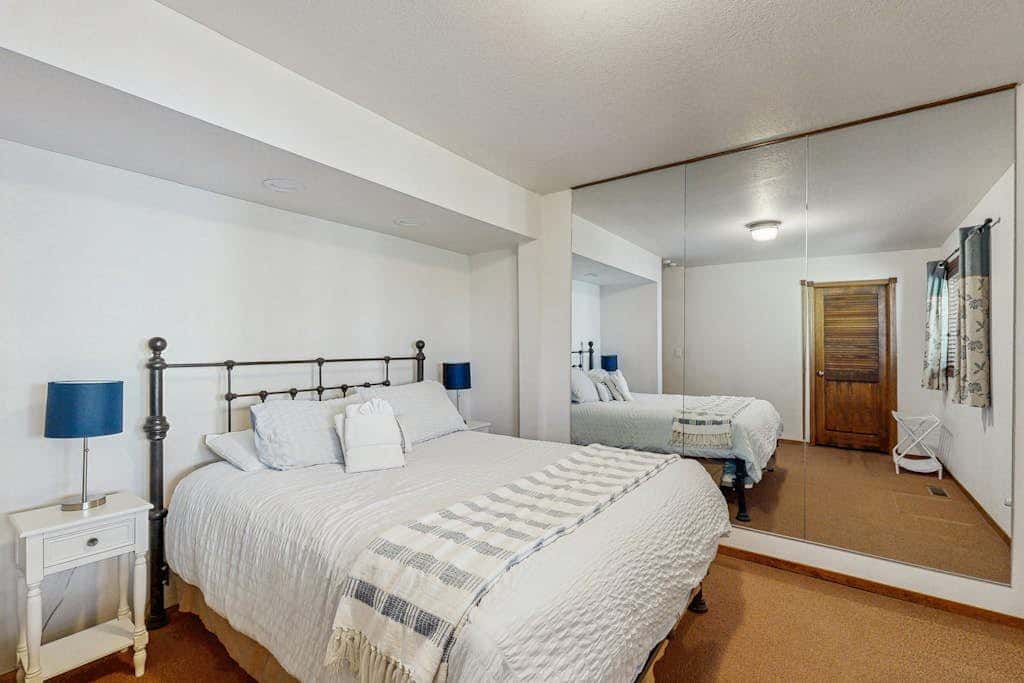 Lake- & mountain-view lodge with hot tub, rooftop deck & pool table, sleeps 10