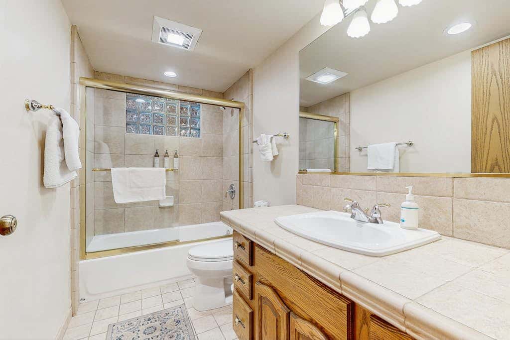 Lake- & mountain-view lodge with hot tub, rooftop deck & pool table, sleeps 10