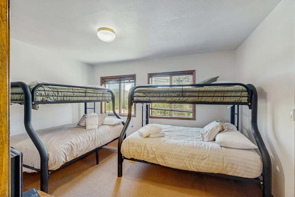 Lake- & mountain-view lodge with hot tub, rooftop deck & pool table, sleeps 10