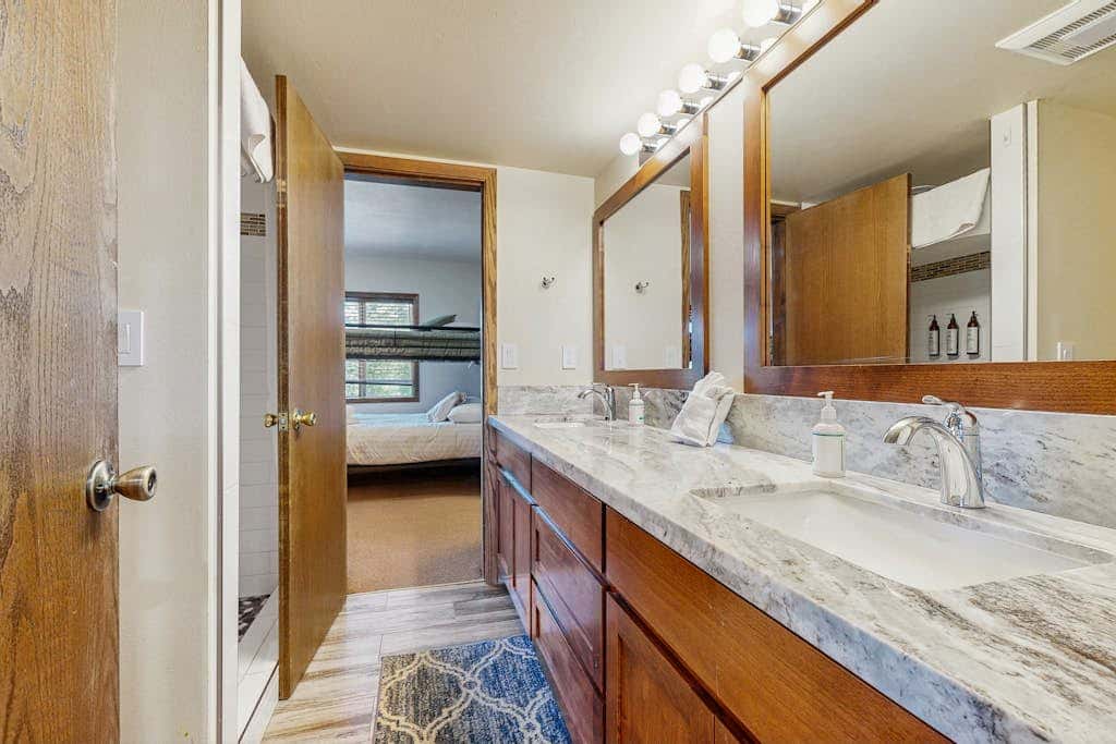 Lake- & mountain-view lodge with hot tub, rooftop deck & pool table, sleeps 10