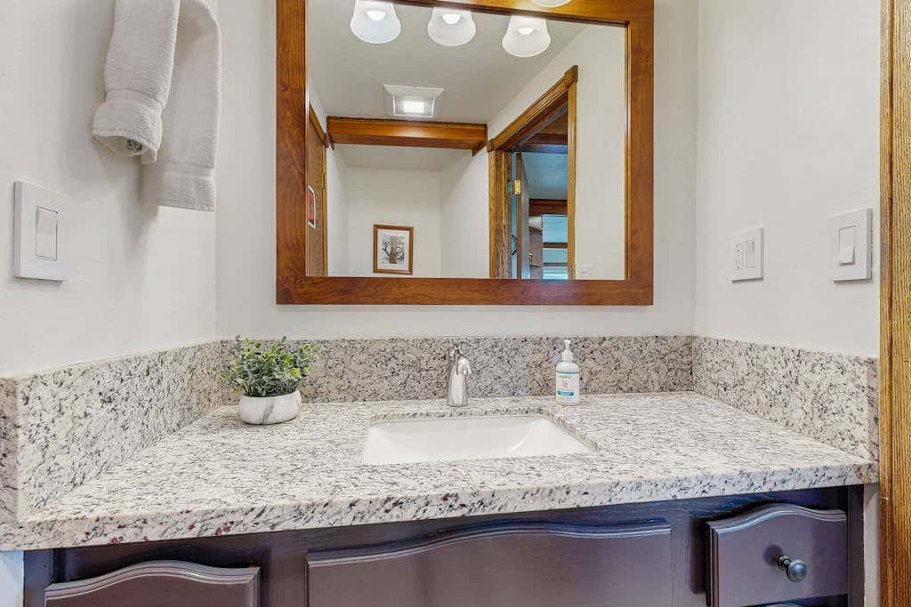 Lake- & mountain-view lodge with hot tub, rooftop deck & pool table, sleeps 10