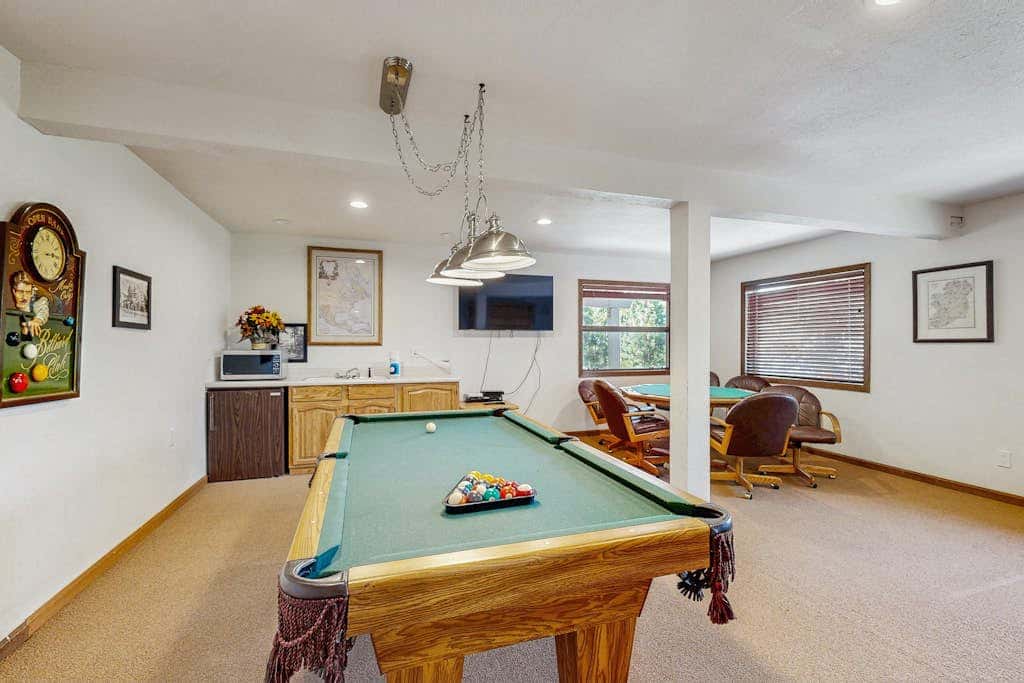 Lake- & mountain-view lodge with hot tub, rooftop deck & pool table, sleeps 10