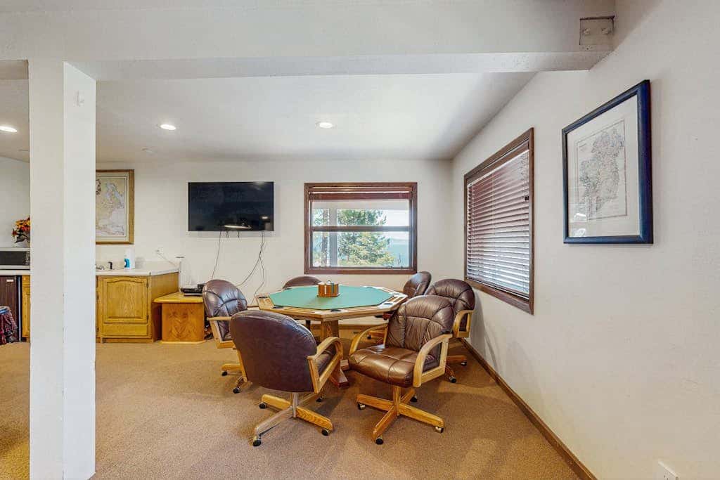 Lake- & mountain-view lodge with hot tub, rooftop deck & pool table, sleeps 10