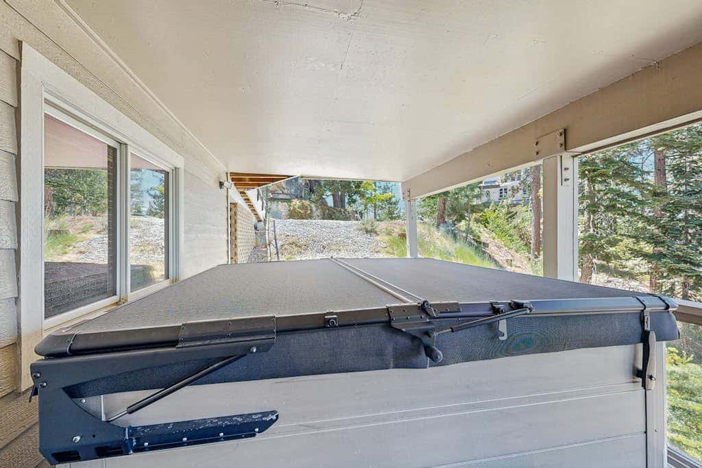 Lake- & mountain-view lodge with hot tub, rooftop deck & pool table, sleeps 10