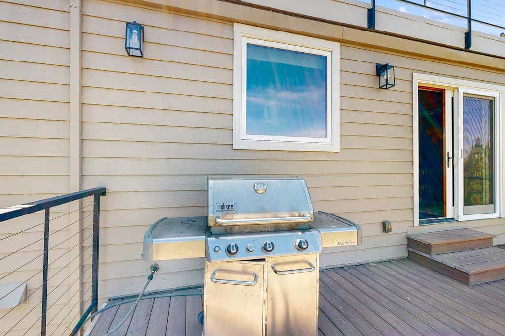 Lake- & mountain-view lodge with hot tub, rooftop deck & pool table, sleeps 10