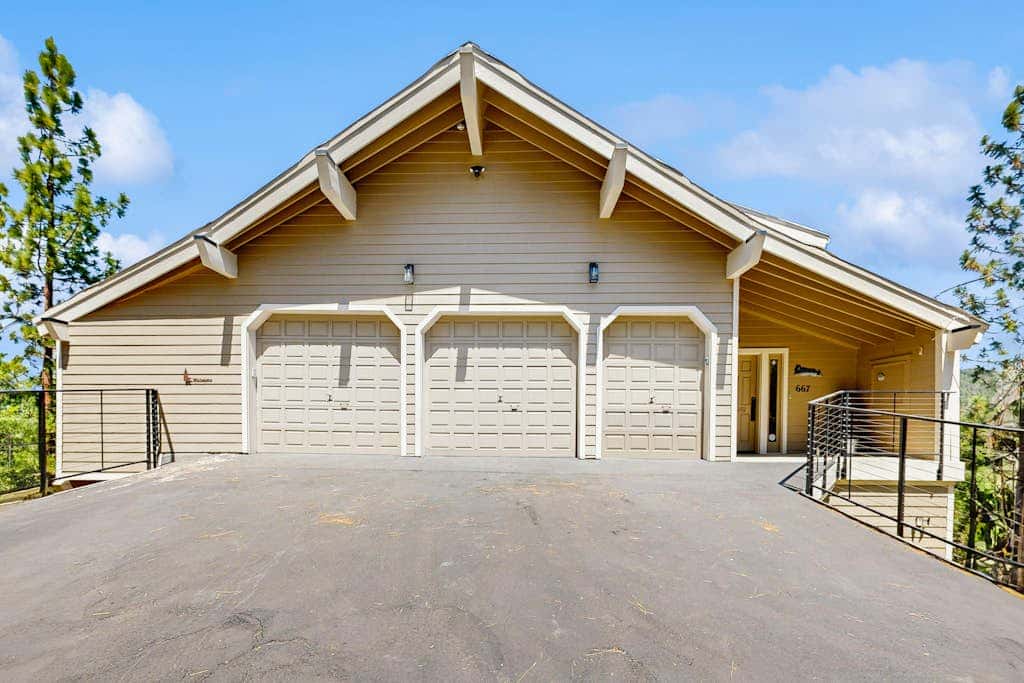 Lake- & mountain-view lodge with hot tub, rooftop deck & pool table, sleeps 10