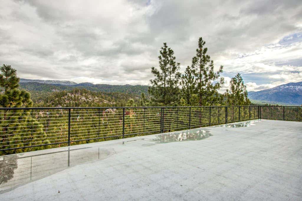 Lake- & mountain-view lodge with hot tub, rooftop deck & pool table, sleeps 10