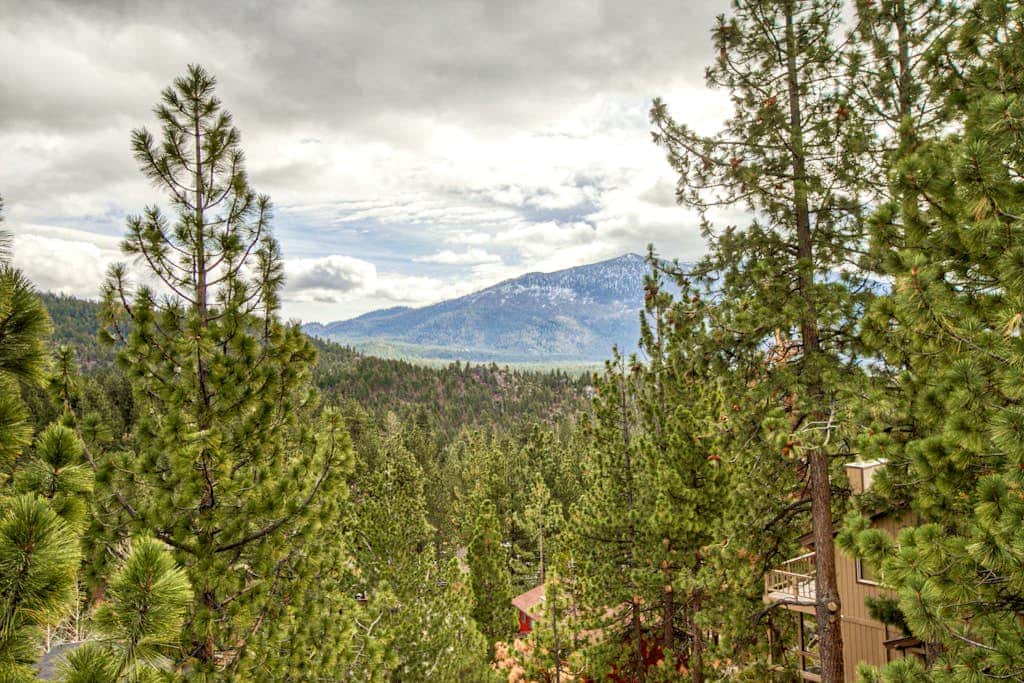 Lake- & mountain-view lodge with hot tub, rooftop deck & pool table, sleeps 10