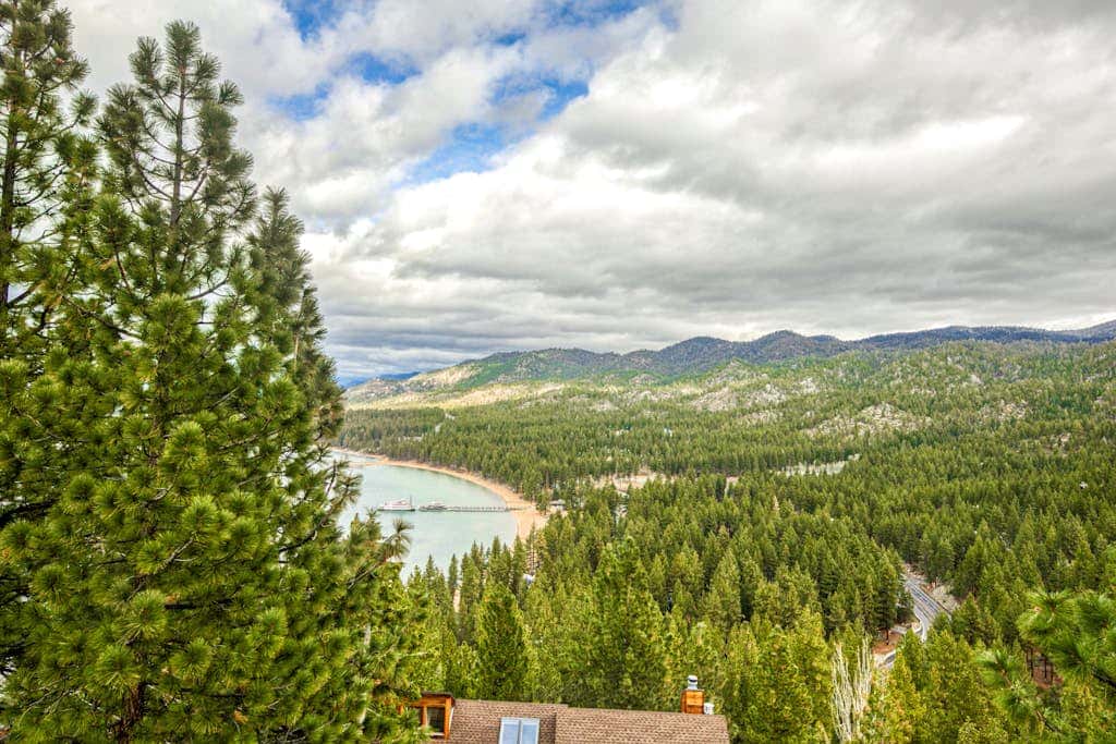 Lake- & mountain-view lodge with hot tub, rooftop deck & pool table, sleeps 10