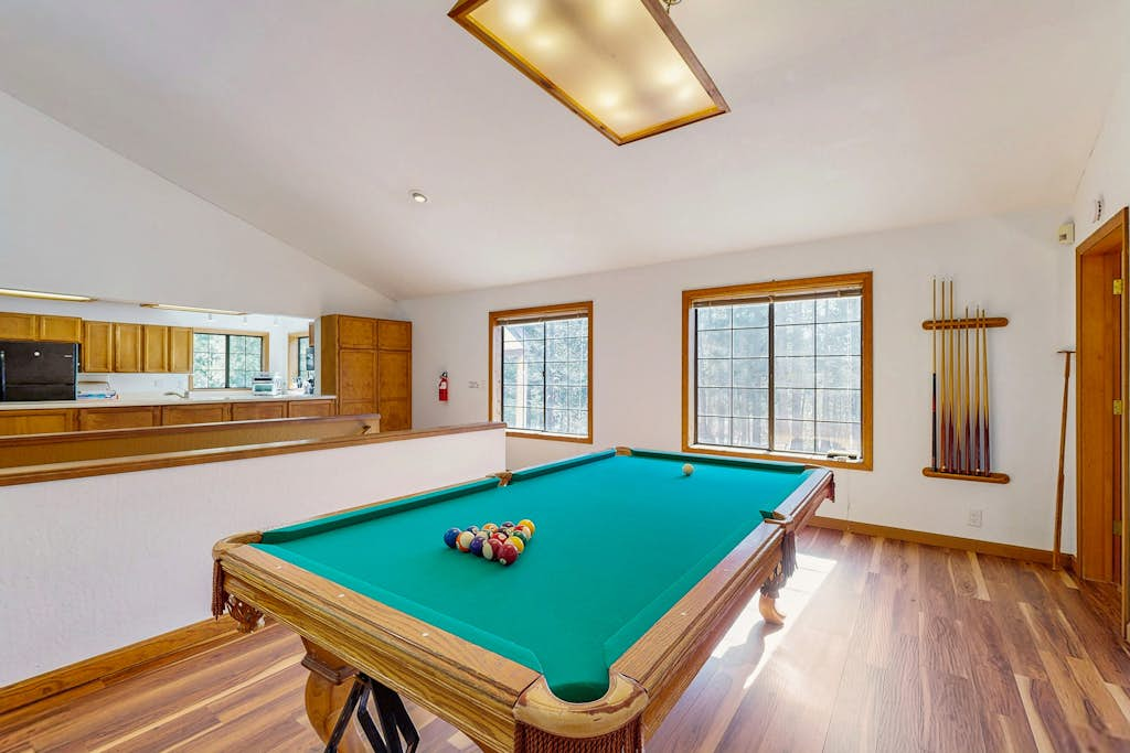 Spacious Family Home with Movie Theater, Large Kitchen, Pool and Poker Table
