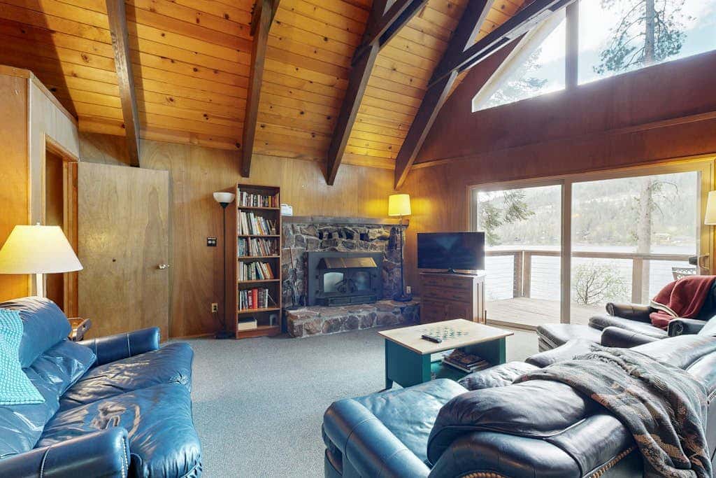 Superb lakefront home with mountain & lake views, fireplace, tennis & washer&dryer