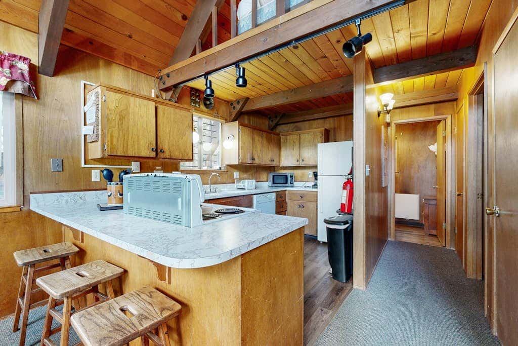 Superb lakefront home with mountain & lake views, fireplace, tennis & washer&dryer