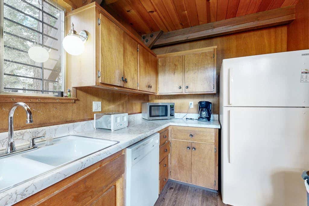Superb lakefront home with mountain & lake views, fireplace, tennis & washer&dryer