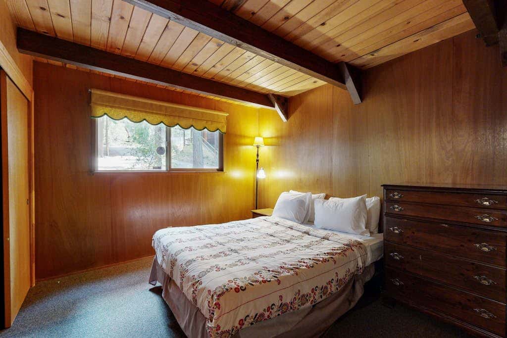 Superb lakefront home with mountain & lake views, fireplace, tennis & washer&dryer