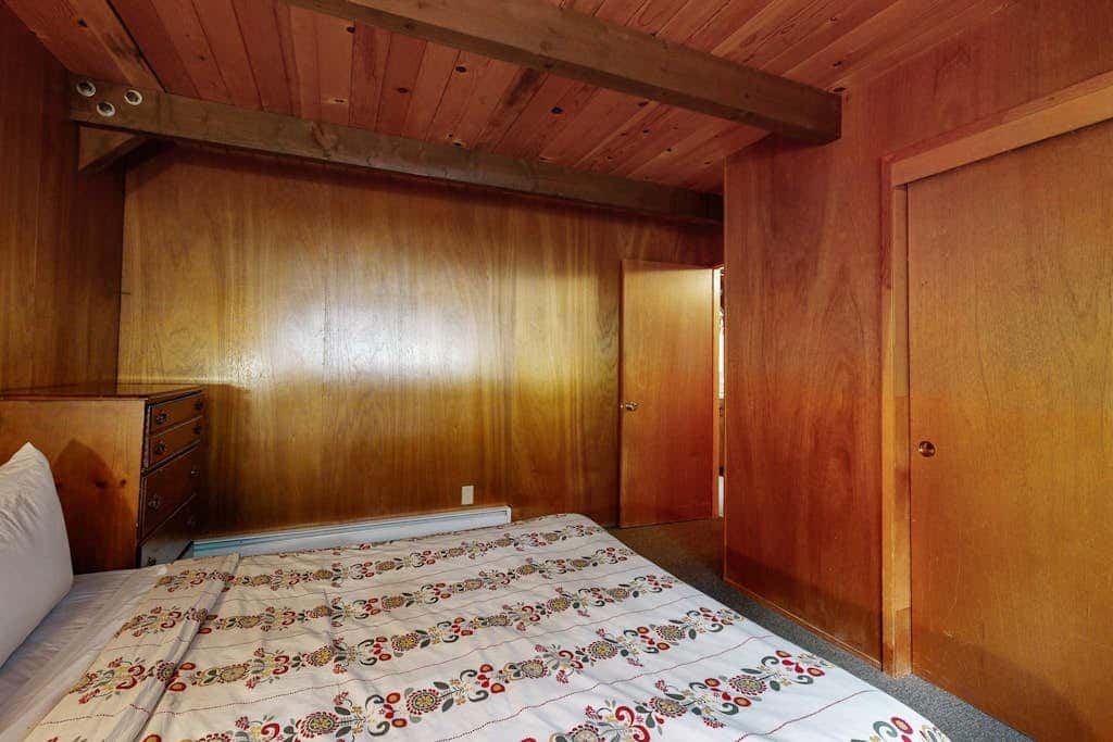 Superb lakefront home with mountain & lake views, fireplace, tennis & washer&dryer