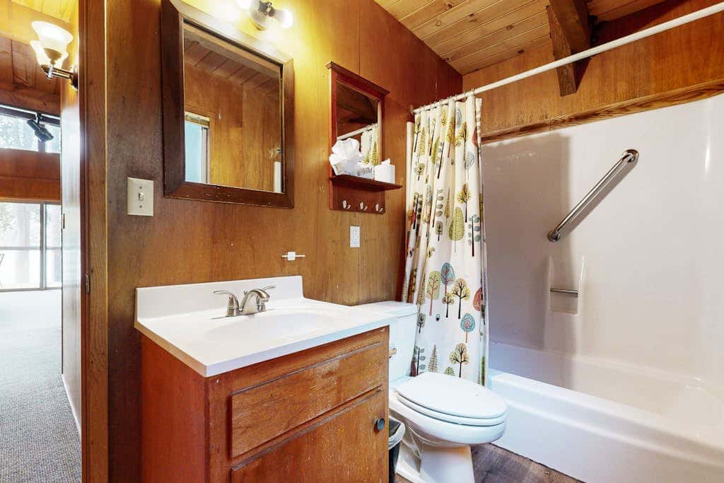 Superb lakefront home with mountain & lake views, fireplace, tennis & washer&dryer