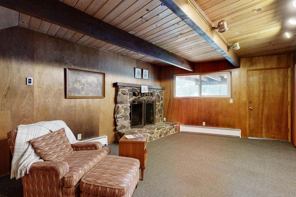 Superb lakefront home with mountain & lake views, fireplace, tennis & washer&dryer