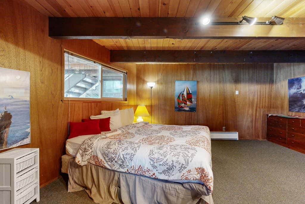 Superb lakefront home with mountain & lake views, fireplace, tennis & washer&dryer
