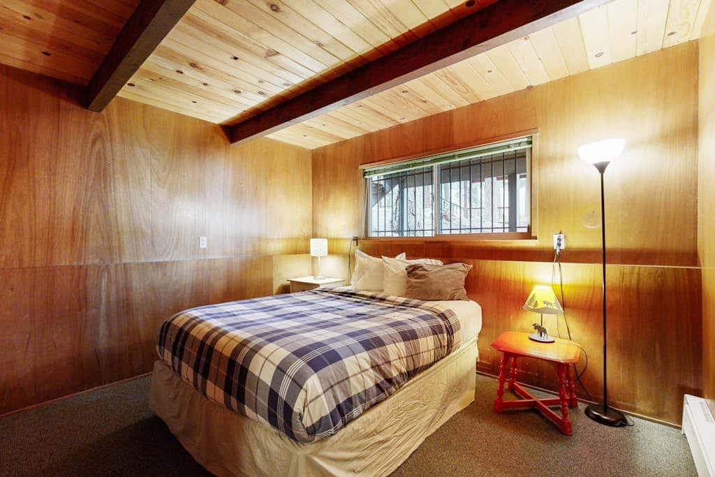 Superb lakefront home with mountain & lake views, fireplace, tennis & washer&dryer